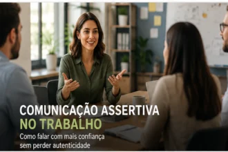 Profissional a comunicar com confiança e clareza durante uma reunião com uma equipa diversa