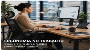 Pessoa a ajustar um posto de trabalho ergonómico com cadeira, monitor, teclado e rato.